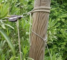 Fixation sur poteau bois